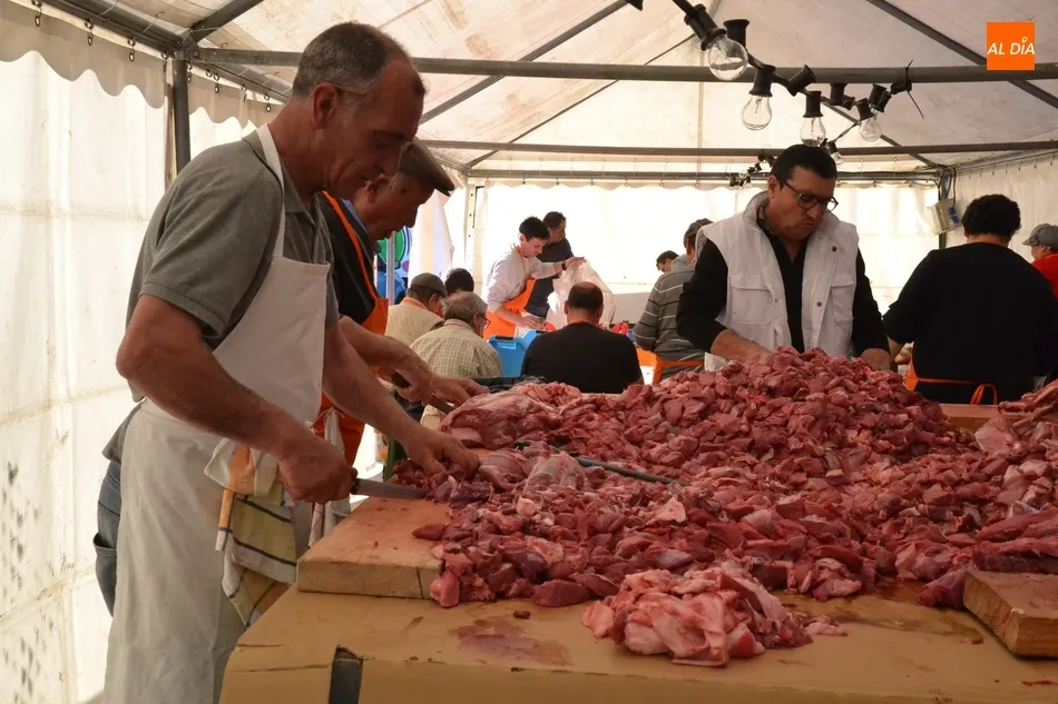 Foto 7 - Preparados 600 kilos de patatas y 400 de carne para el gran guiso del Domingo de Pi&ntilde;ata  