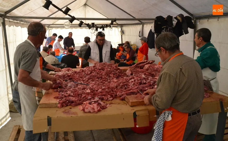 Foto 4 - Preparados 600 kilos de patatas y 400 de carne para el gran guiso del Domingo de Pi&ntilde;ata  