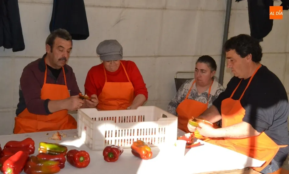 Foto 2 - Preparados 600 kilos de patatas y 400 de carne para el gran guiso del Domingo de Pi&ntilde;ata  
