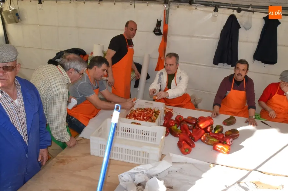 Foto 3 - Preparados 600 kilos de patatas y 400 de carne para el gran guiso del Domingo de Pi&ntilde;ata  