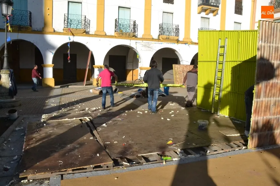 Foto 8 - Las pe&ntilde;as de la Plazuela del Buen Alcalde desmontan sus casetas  