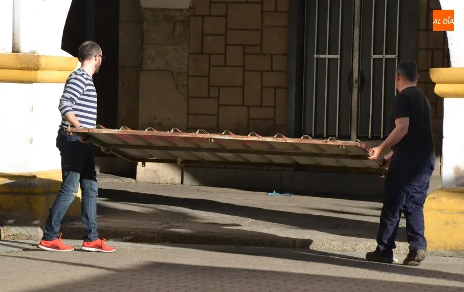 Foto 5 - Las pe&ntilde;as de la Plazuela del Buen Alcalde desmontan sus casetas  