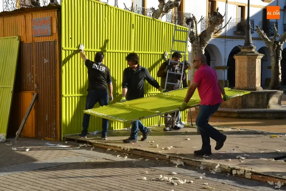 Las peñas de la Plazuela del Buen Alcalde desmontan sus casetas  
