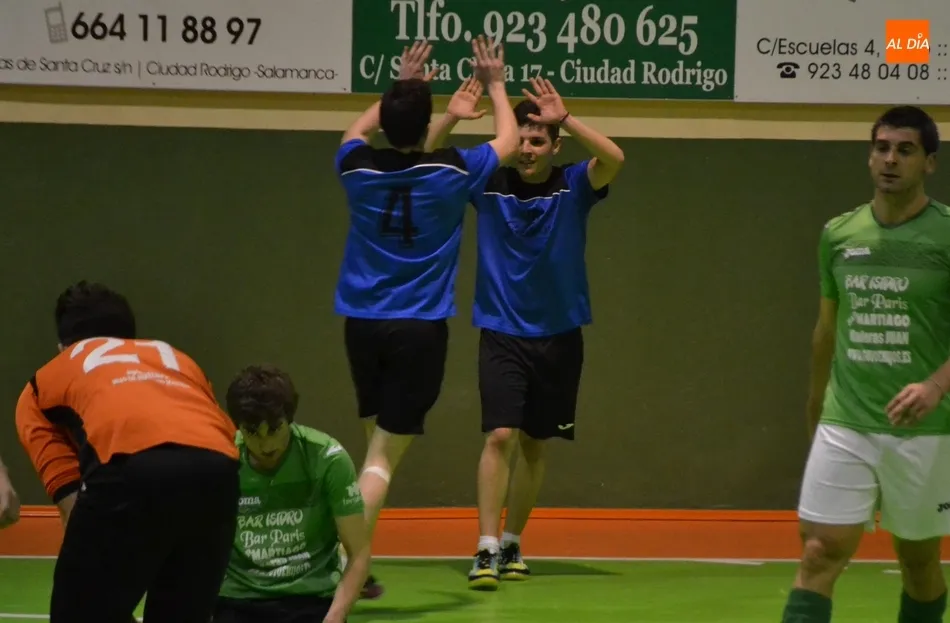 Los Desperdigaos celebrando el gol que les ha dado la 3ª plaza