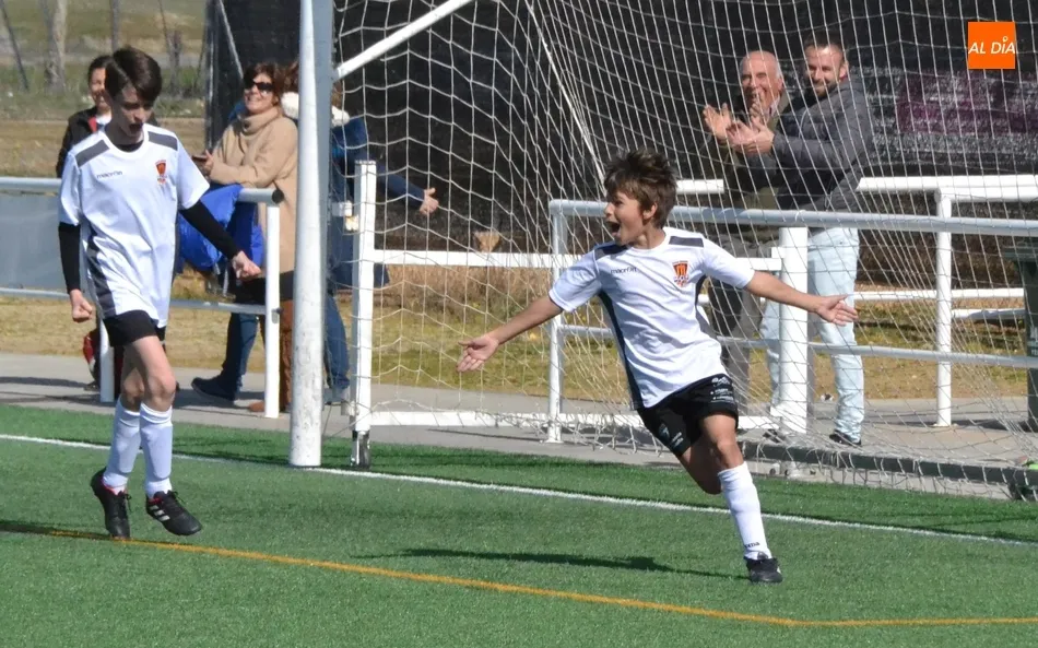 El Alevín Blanco del Ciudad Rodrigo celebrando su primer gol de la mañana