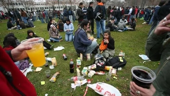 Grupos de jóvenes en un botellón