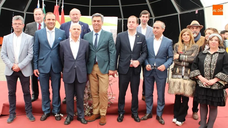 Representantes portugueses y españoles en el acto inaugural de las Fiestas del Almendro en Flor de Figueira/ Martín-Garay