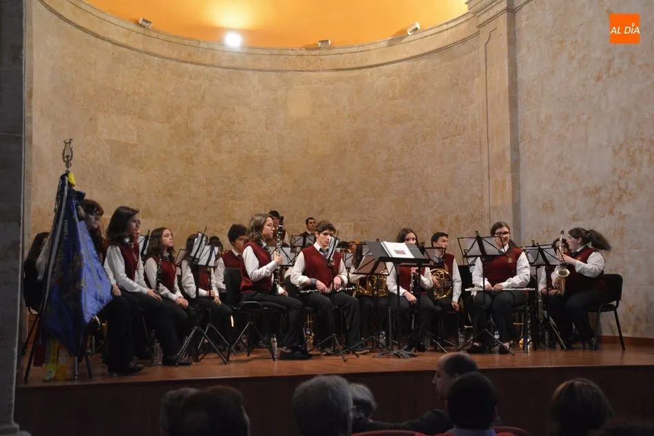 Foto 11 - La banda de Estrela da Beira anticipa la Semana Santa con un concurrido concierto