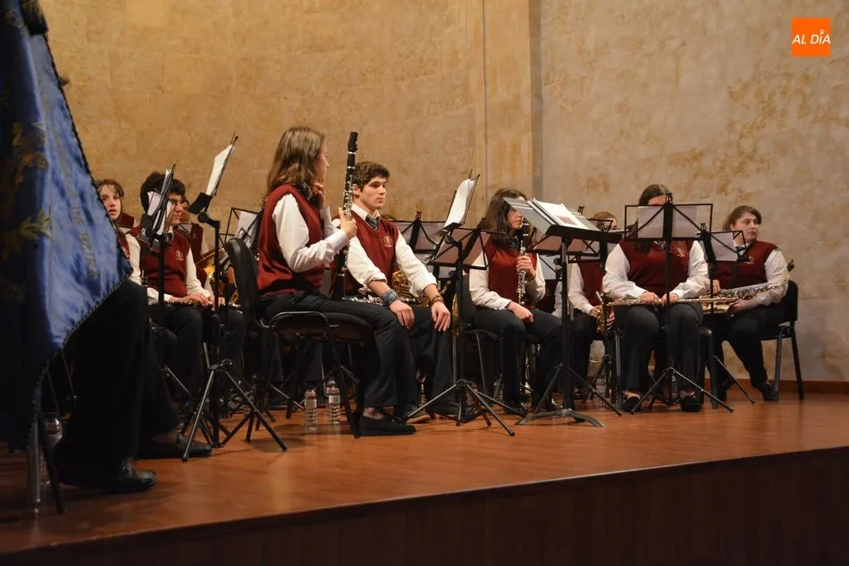 Foto 9 - La banda de Estrela da Beira anticipa la Semana Santa con un concurrido concierto