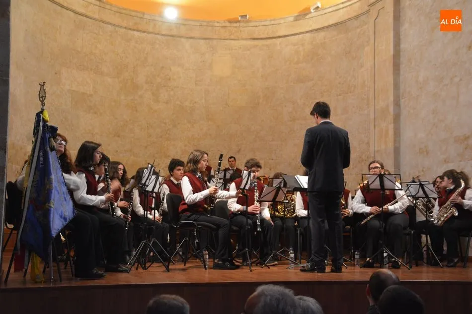 Foto 5 - La banda de Estrela da Beira anticipa la Semana Santa con un concurrido concierto