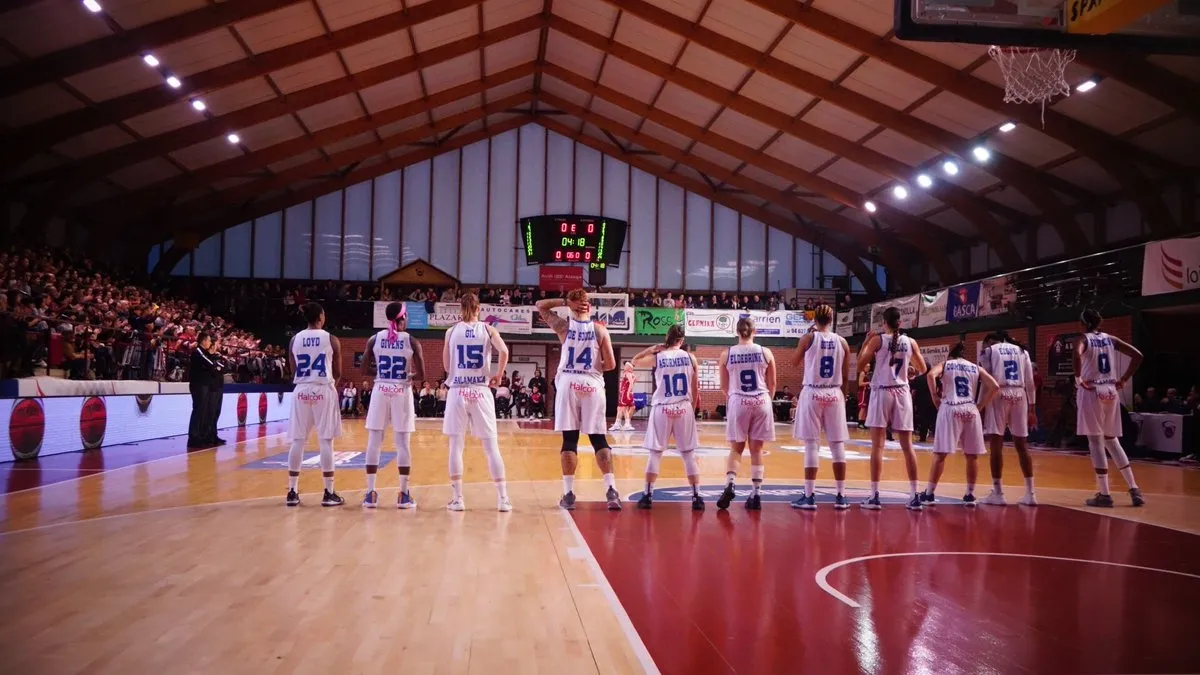 Momento de la presentación del Perfumerías Avenida en el encuentro / @CBAvenida