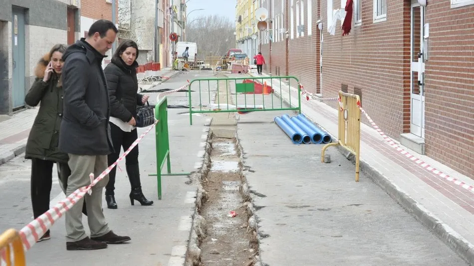Miembros del equipo de Gobierno visitan las obras de renovación de tuberías
