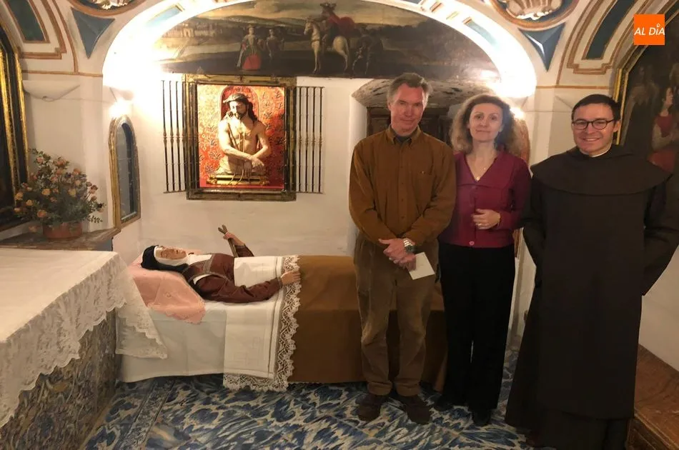 Los príncipes junto al prior de los Carmelitas Descalzos de Alba de Tormes