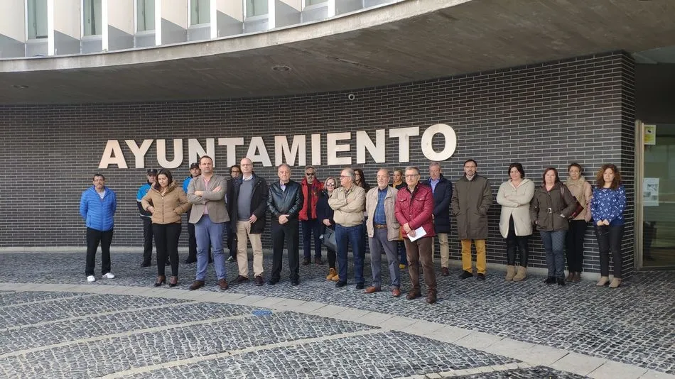 Minuto de silencio a las puertas del Ayuntamiento en recuerdo de las víctimas del 11M
