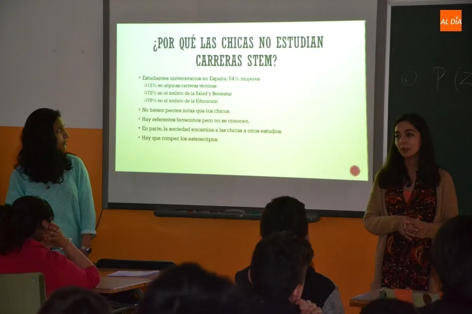 Foto 2 - J&oacute;venes estudiantes de Ingenier&iacute;a derriban mitos en torno a la presencia de mujeres en esas...