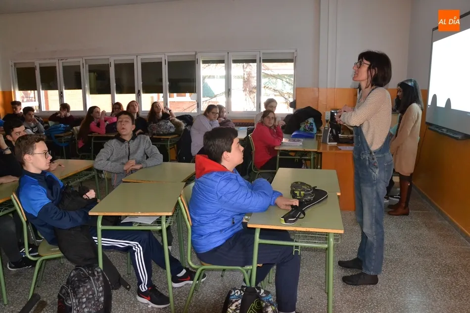 Foto 3 - J&oacute;venes estudiantes de Ingenier&iacute;a derriban mitos en torno a la presencia de mujeres en esas...