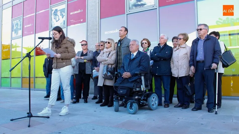 La joven Ruth lee el manifiesto acompañada por víctimas y familiares y representantes del PP. Foto: Elena Lópezcas
