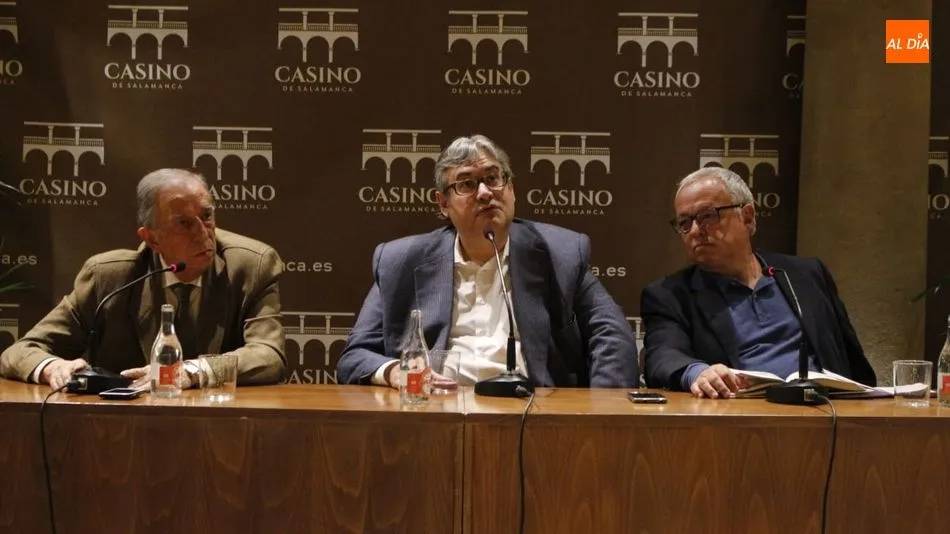 Juan Manuel de Prada (centro) en la presentación de su novela en el Casino. Foto: Elena López