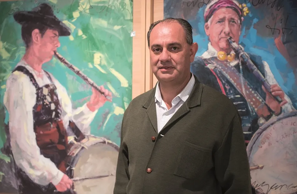 Ramón Cid Cebrián posa entre su retrato y el de Titón, de Mogarraz, obras de Florencio Maíllo. FOTOS: Carmen Borrego