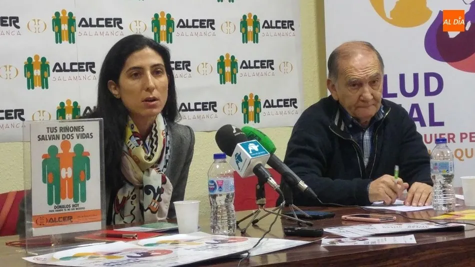 La nefróloga Tamara García, junto a Francisco Hernández, presidente en funciones de ALCER Salamanca. Foto de Tomás Juárez