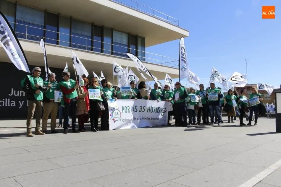 Foto 5 - CSIF se moviliza ante la delegaci&oacute;n de la Junta para exigir la jornada de 35 horas