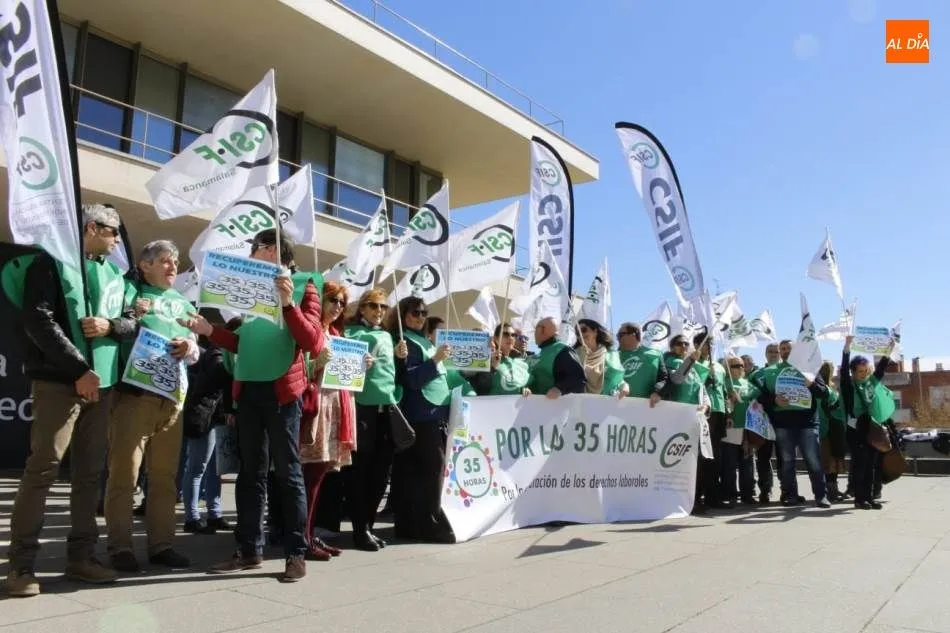 Foto 4 - CSIF se moviliza ante la delegaci&oacute;n de la Junta para exigir la jornada de 35 horas