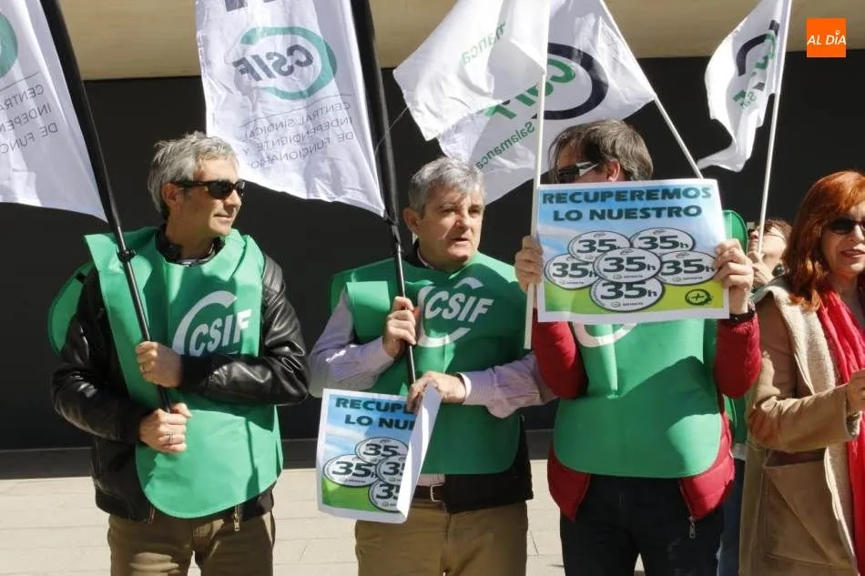 Foto 6 - CSIF se moviliza ante la delegaci&oacute;n de la Junta para exigir la jornada de 35 horas