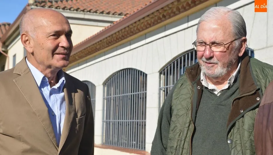 Juan Delibes y Santiago Iturmendi durante el I Foro de Caza en Salamanca / LYDIA GONZÁLEZ