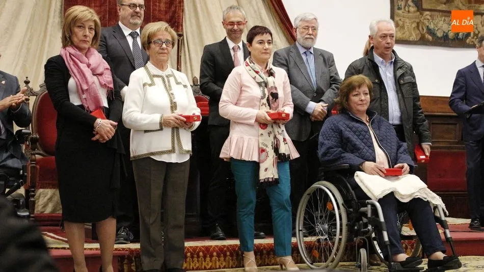 Uno de los grupos de víctimas del terrorismo homenajeados en el Paraninfo. Foto de Elena López