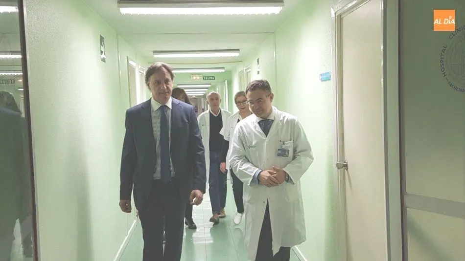 El alcalde, junto al jefe del Servicio de Psiquiatría, durante la visita al Hospital