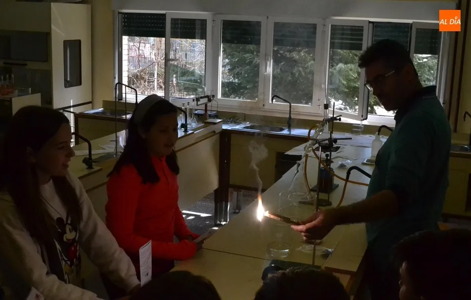 Foto 4 - Los institutos apuestan por las nuevas tecnolog&iacute;as para conquistar a los alumnos de 6&ordm; de...