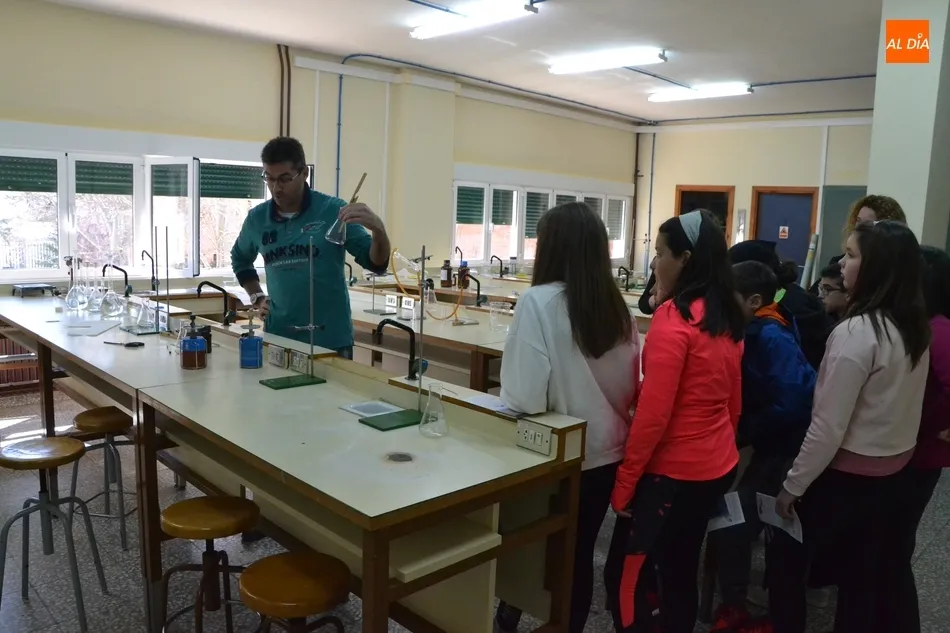 Foto 2 - Los institutos apuestan por las nuevas tecnolog&iacute;as para conquistar a los alumnos de 6&ordm; de...