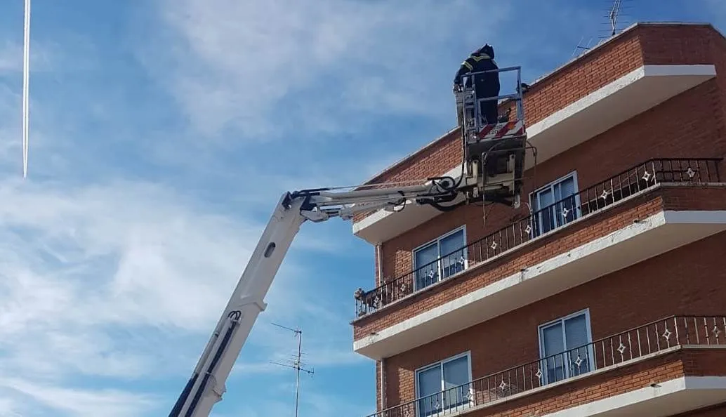 Los Bomberos auxilian a una mujer que quedó encerrada en el balcón de su vivienda  