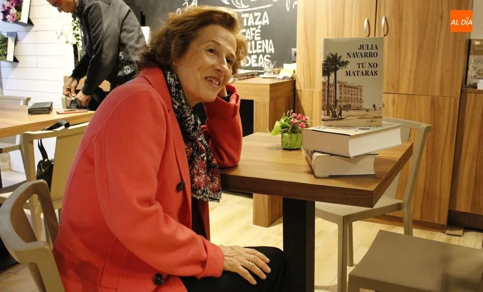 Foto 9 - Julia Navarro cautiva a los lectores salmantinos en la presentaci&oacute;n de su novela &lsquo;T&uacute; no...