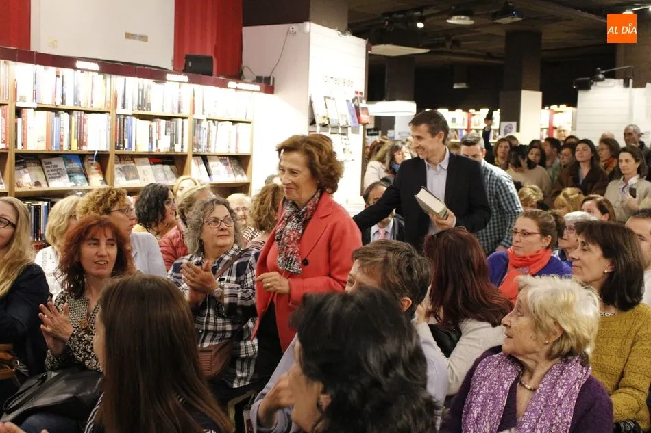 Foto 7 - Julia Navarro cautiva a los lectores salmantinos en la presentaci&oacute;n de su novela &lsquo;T&uacute; no...