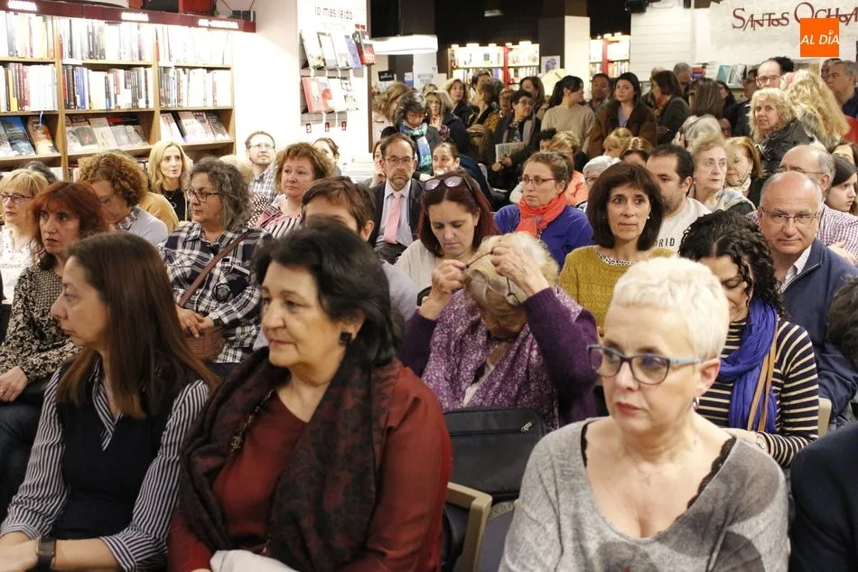 Foto 5 - Julia Navarro cautiva a los lectores salmantinos en la presentaci&oacute;n de su novela &lsquo;T&uacute; no...