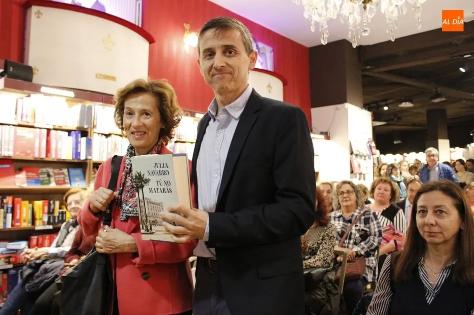 Foto 4 - Julia Navarro cautiva a los lectores salmantinos en la presentaci&oacute;n de su novela &lsquo;T&uacute; no...
