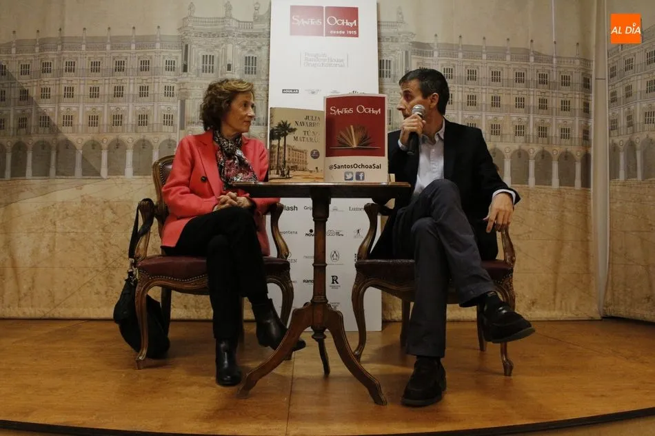 Julia Navarro cautiva a los lectores salmantinos en la presentación de su novela ‘Tú no...