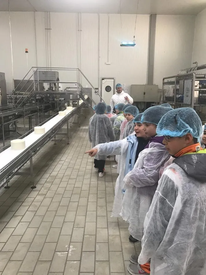 Foto 10 - Alumnos del Colegio Antonio Machado disfrutan de la visita a una f&aacute;brica de quesos