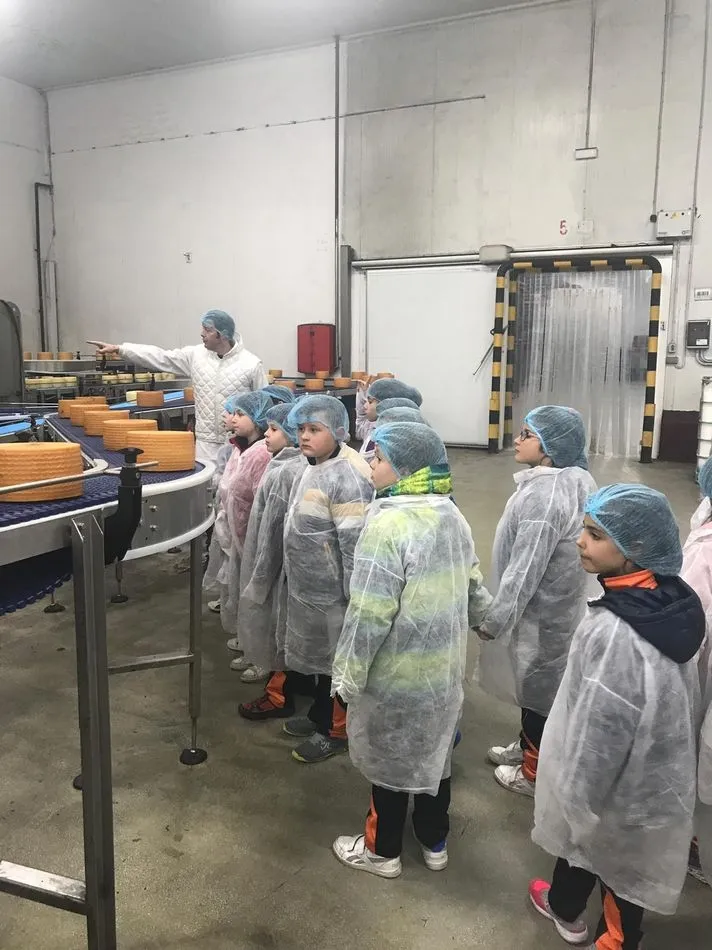 Foto 9 - Alumnos del Colegio Antonio Machado disfrutan de la visita a una f&aacute;brica de quesos