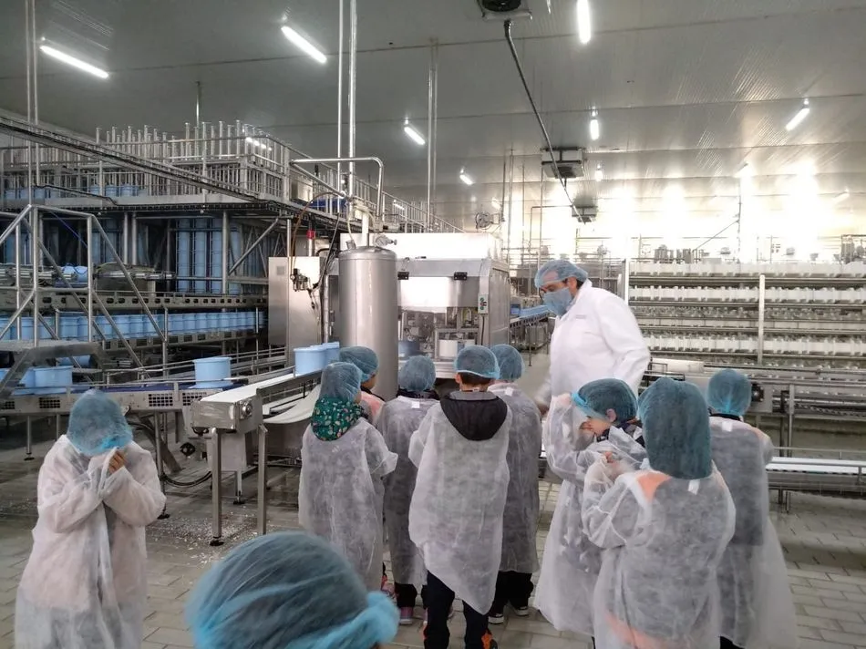 Foto 5 - Alumnos del Colegio Antonio Machado disfrutan de la visita a una f&aacute;brica de quesos