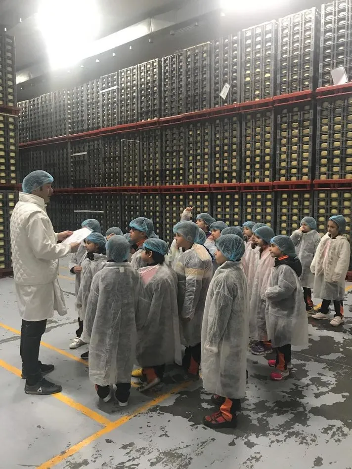 Foto 4 - Alumnos del Colegio Antonio Machado disfrutan de la visita a una f&aacute;brica de quesos