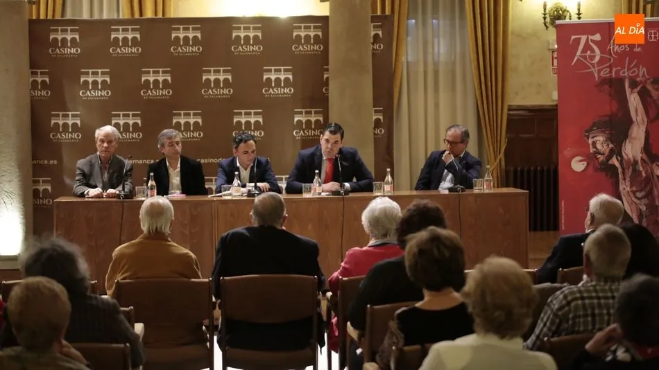 Participantes en la mesa redonda organizada por la Hermandad Jesús del Perdón. Foto: Alejandro López