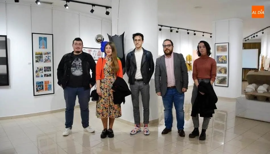 El concejal de Juventud, Daniel Llanos, acompañado por algunos de los artistas ganadores de este certamen. Foto de Lydia González