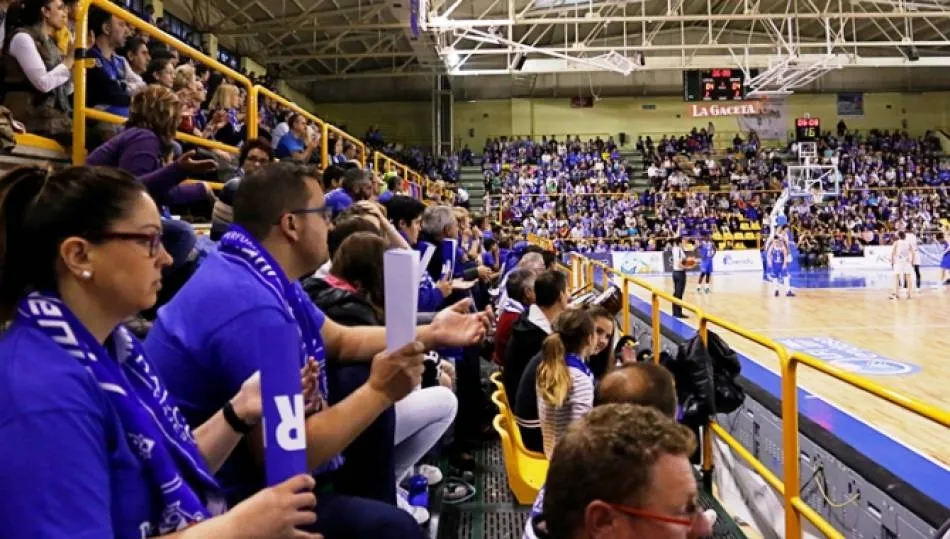 Afición de Perfumerías Avenida durante un encuentro