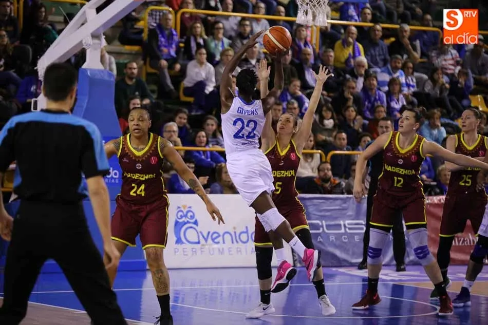 Givens lanza a canasta ante la presión rival