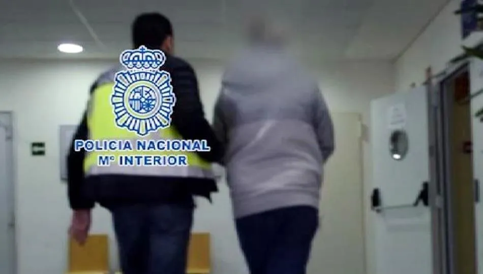 En la entrada y registro en el domicilio del hombre se localizaron cientos de videos con contenido pornográfico de menores clasificados en carpetas