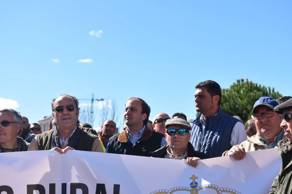 Foto 4 - Los cazadores de Castilla y Le&oacute;n se manifiestan frente a las Cortes regionales contra el...