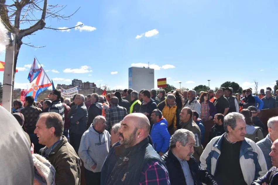 Foto 3 - Los cazadores de Castilla y Le&oacute;n se manifiestan frente a las Cortes regionales contra el...