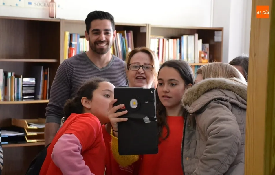 Foto 6 - Harry Potter gu&iacute;a por el IES Tierra a los futuros alumnos del centro  